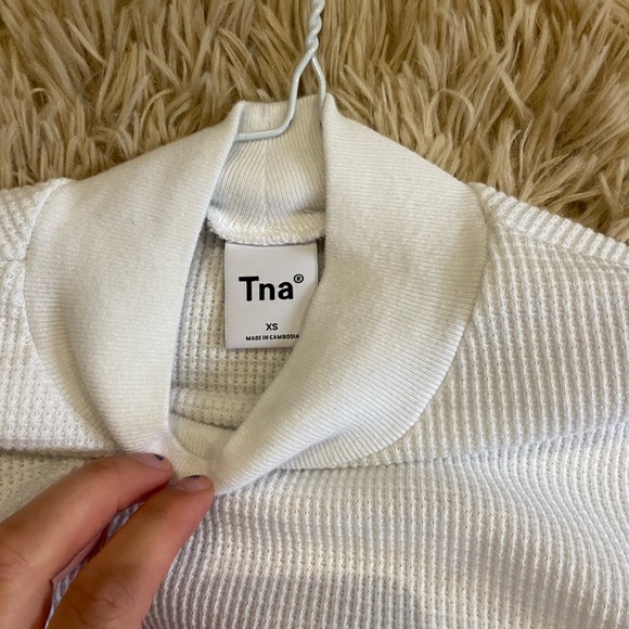 Aritzia TNA waffle mock neck - Picture 4 of 4